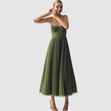 Adéla - Savremena elegancija sa otkrivenim leđima