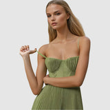 Adéla - Savremena elegancija sa otkrivenim leđima